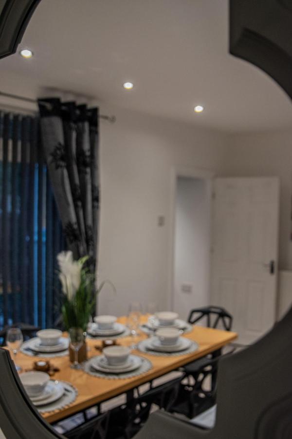 Bv Comfy Spacious 3 Bedroom House At Tatton Street Манчестер Екстер'єр фото